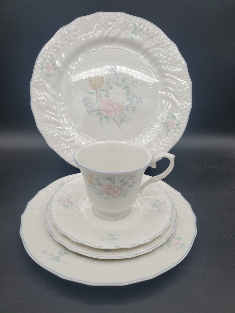 Royal Doulton Valencia 5 Piece Place Setting LK