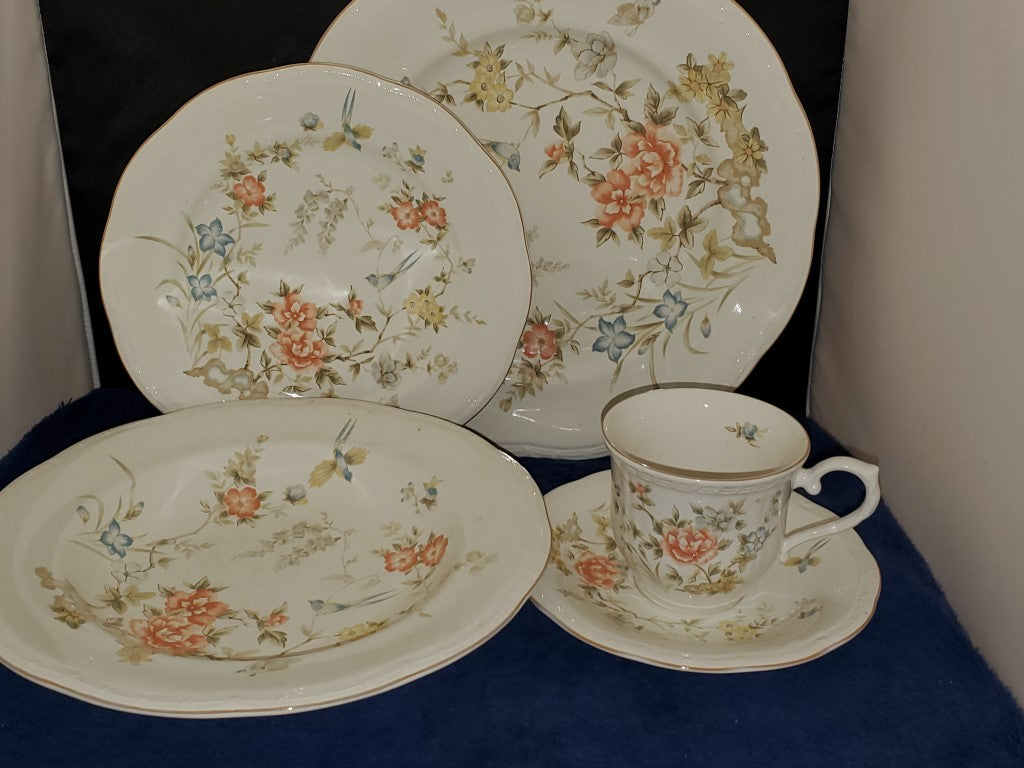 Mikasa Southern Belle (DInner at 8) 20 Piece Set LK