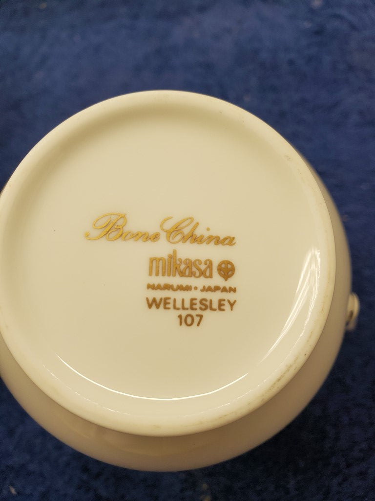 Mikasa Wellesley Creamer and Sugar Bowl with Lid LK
