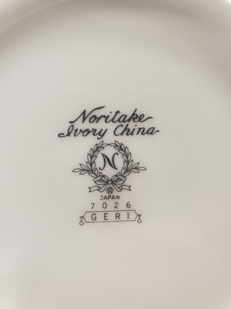 Set of 8 Noritake Geri Dinner Plates LK