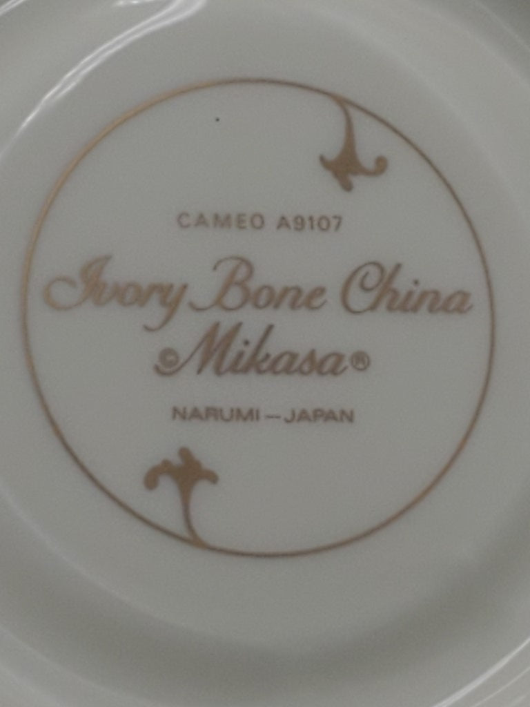 Set of 4 Mikasa Cameo Cup & Saucer Sets LK