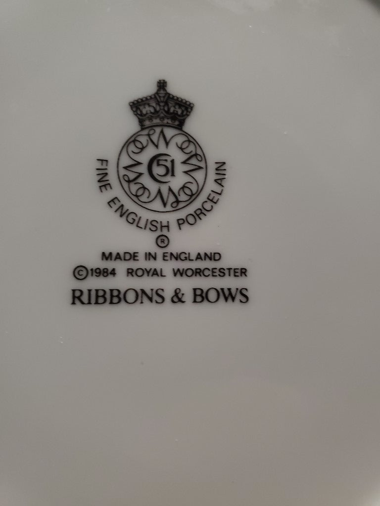 Set of 8 Royal Worcester Ribbons & Bows Salad Plates LK
