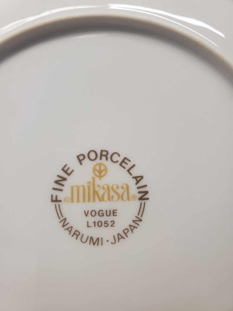 Set of 8 Mikasa Vogue Dinner Plates LK