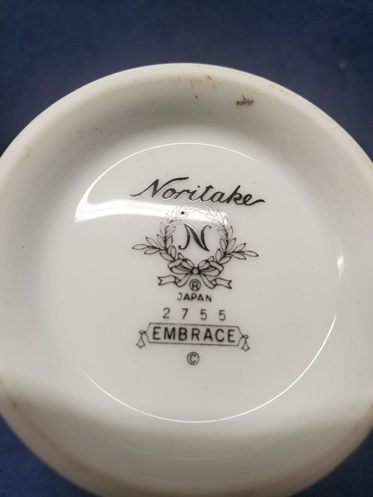 Noritake Embrace Sugar Bowl with Lid LK