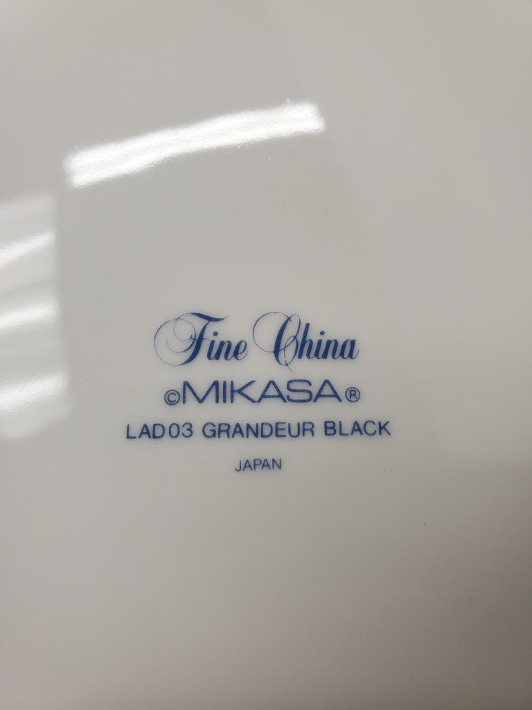 Set of 2 Mikasa Grandeur Black Dinner Plates LK