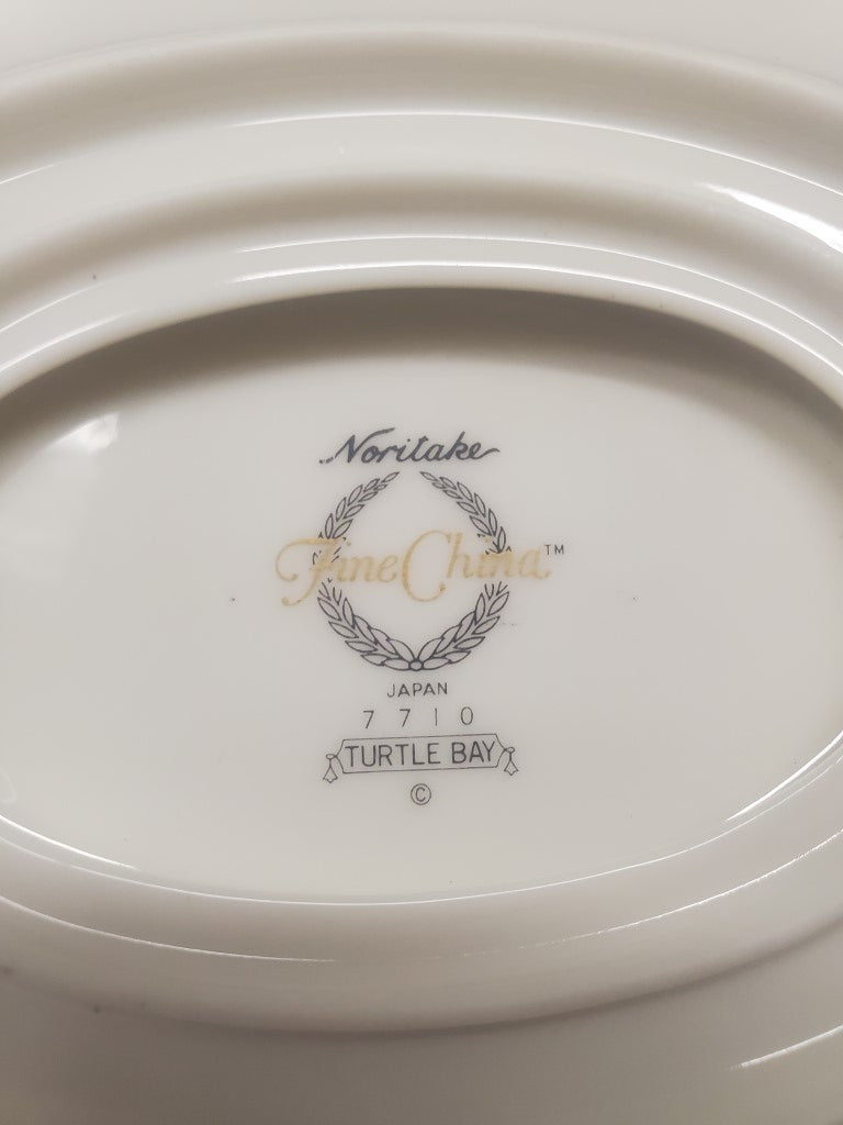 Noritake Turtle Bay Gravy Boat with Attached Underplate LK