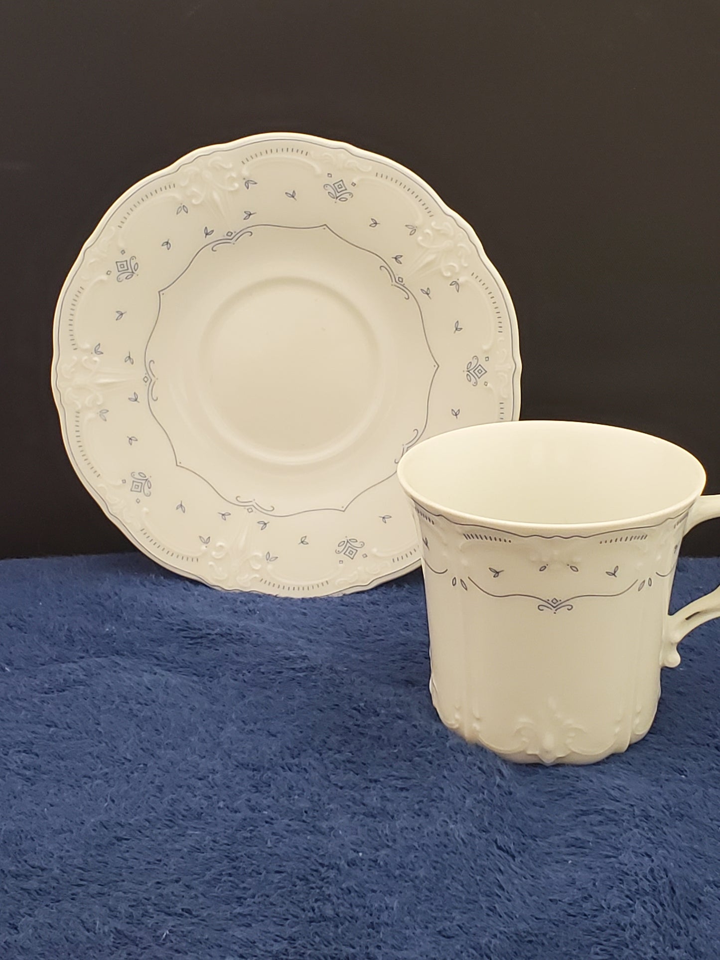 Set of 4 Tirschenreuth Fleur de Lis Cup & Saucer Sets