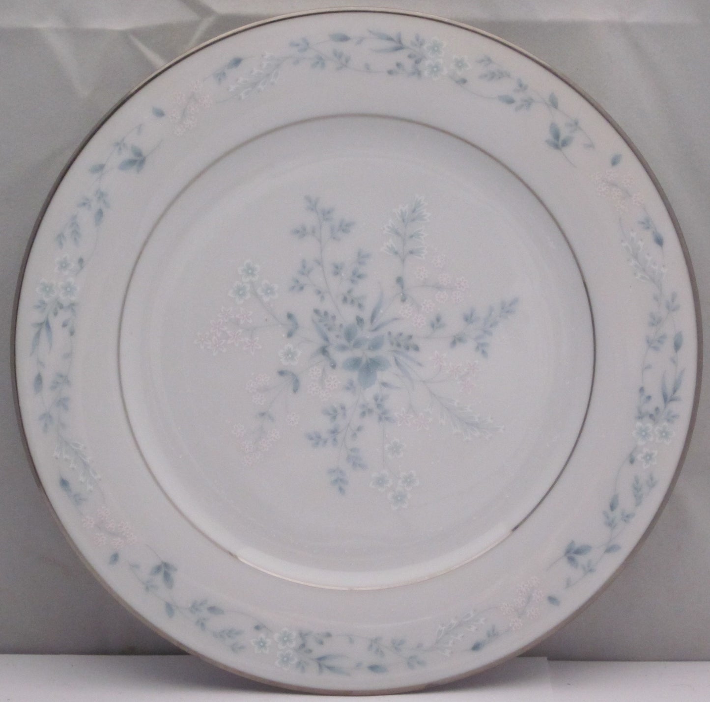 Set of 5 Noritake Carolyn Dinner Plates