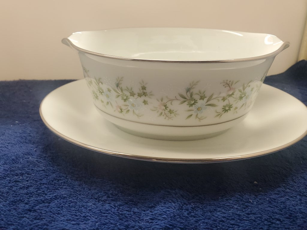 Noritake Savannah Gravy Boat with Attached Underplate LK