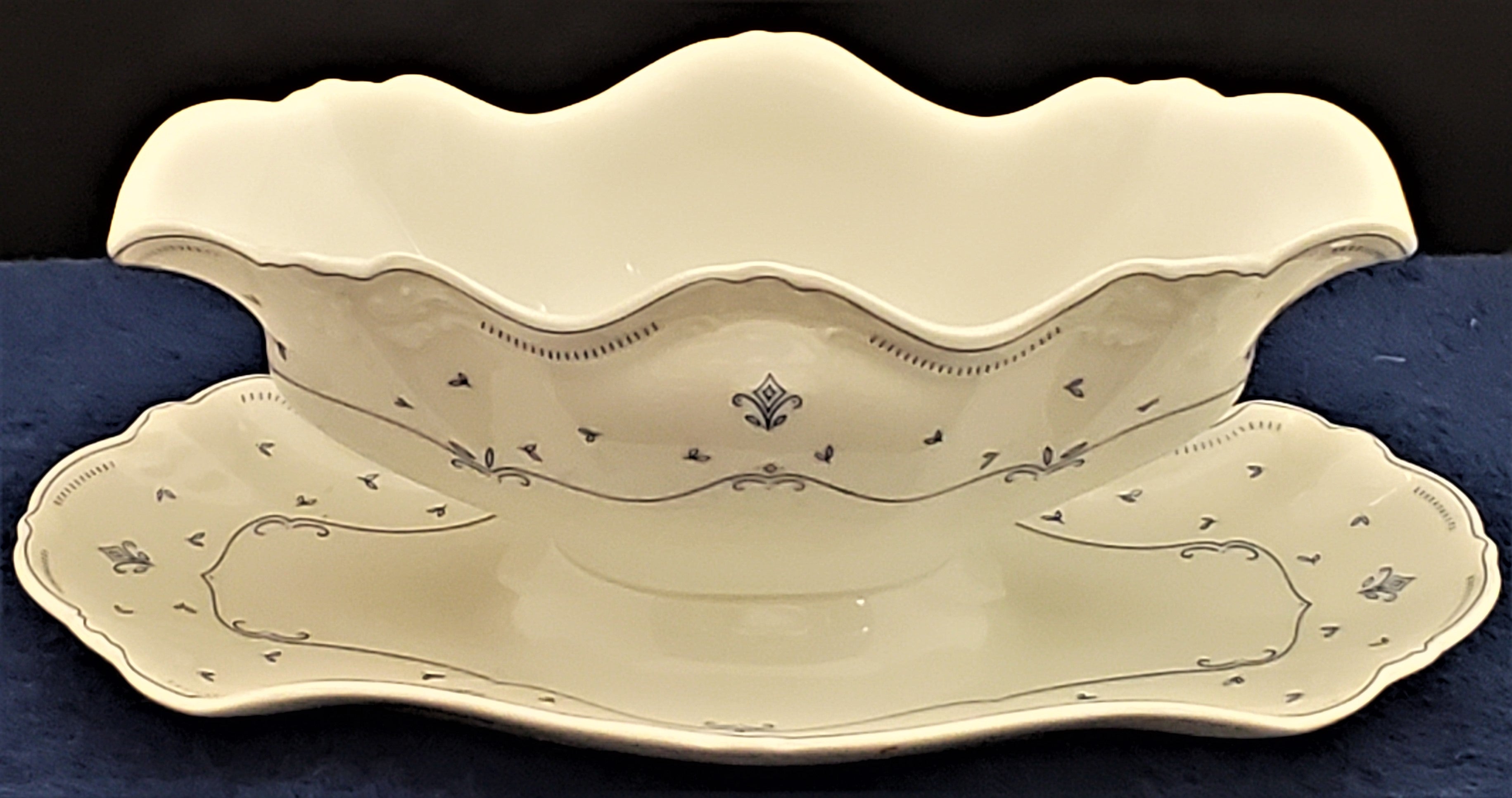 Tirschenreuth Fleur de Lis Gravy Boat with Attached Underplate – ClassicReplacem