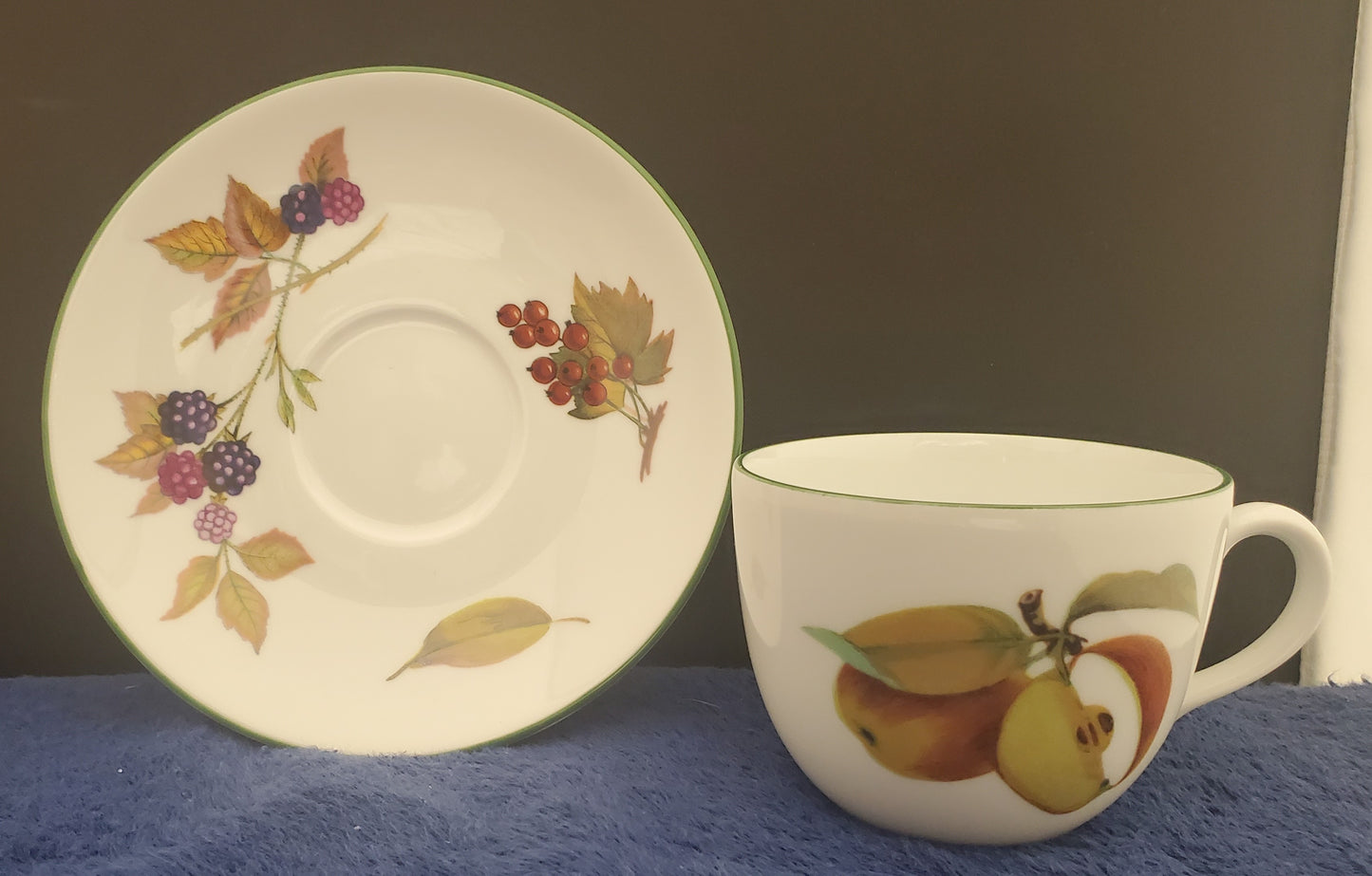 Set of 5 Royal Worcester Evesham Vale Cup & Saucer Sets