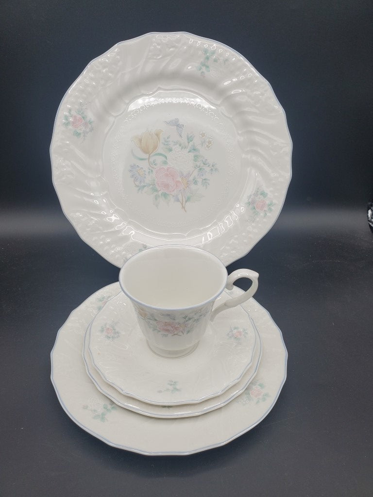 Royal Doulton Valencia 5 Piece Place Setting LK