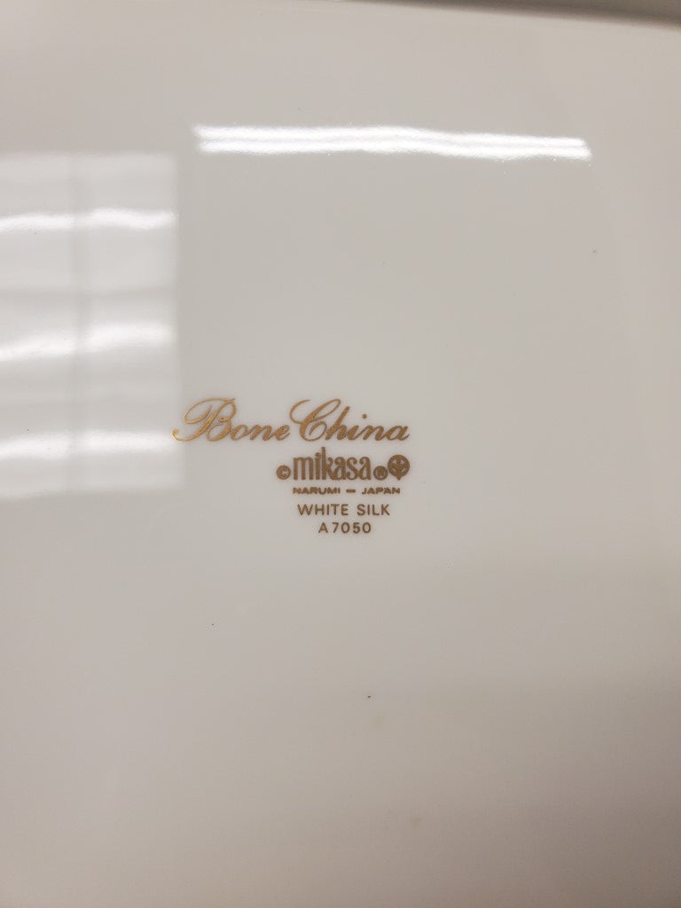 Mikasa White Silk 14" Oval Serving Platter LK