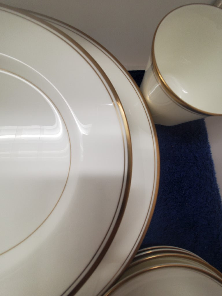 Mikasa Wheaton 20 Piece Set (4 - 5 Piece Place Settings) LK