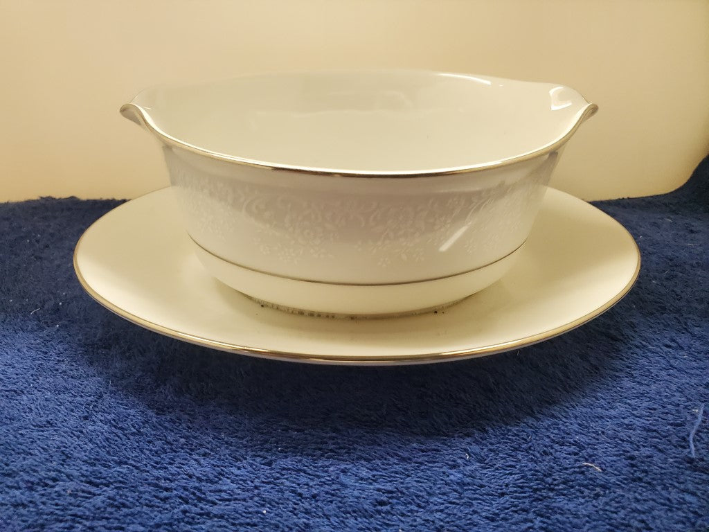 Noritake Tahoe Gravy Boat with Attached Underplate LK