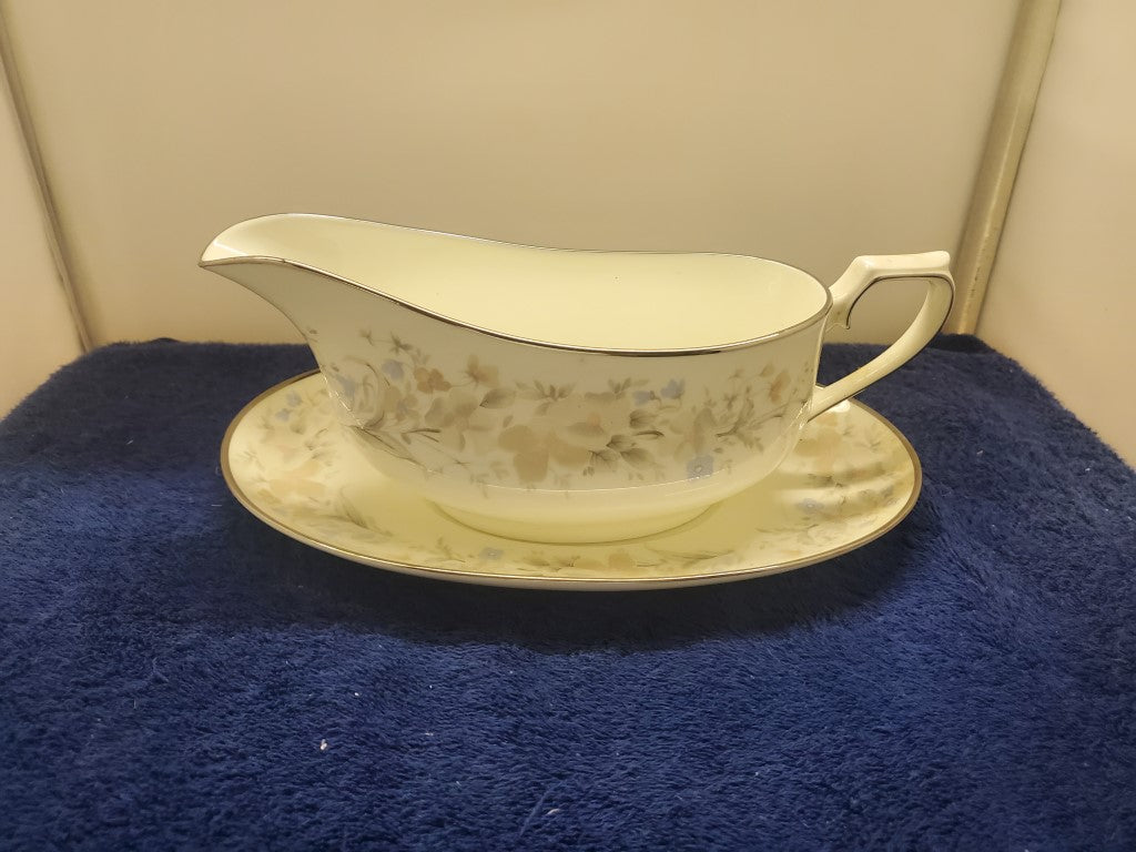 Mikasa Alyssa Gravy Boat & Underplate LK