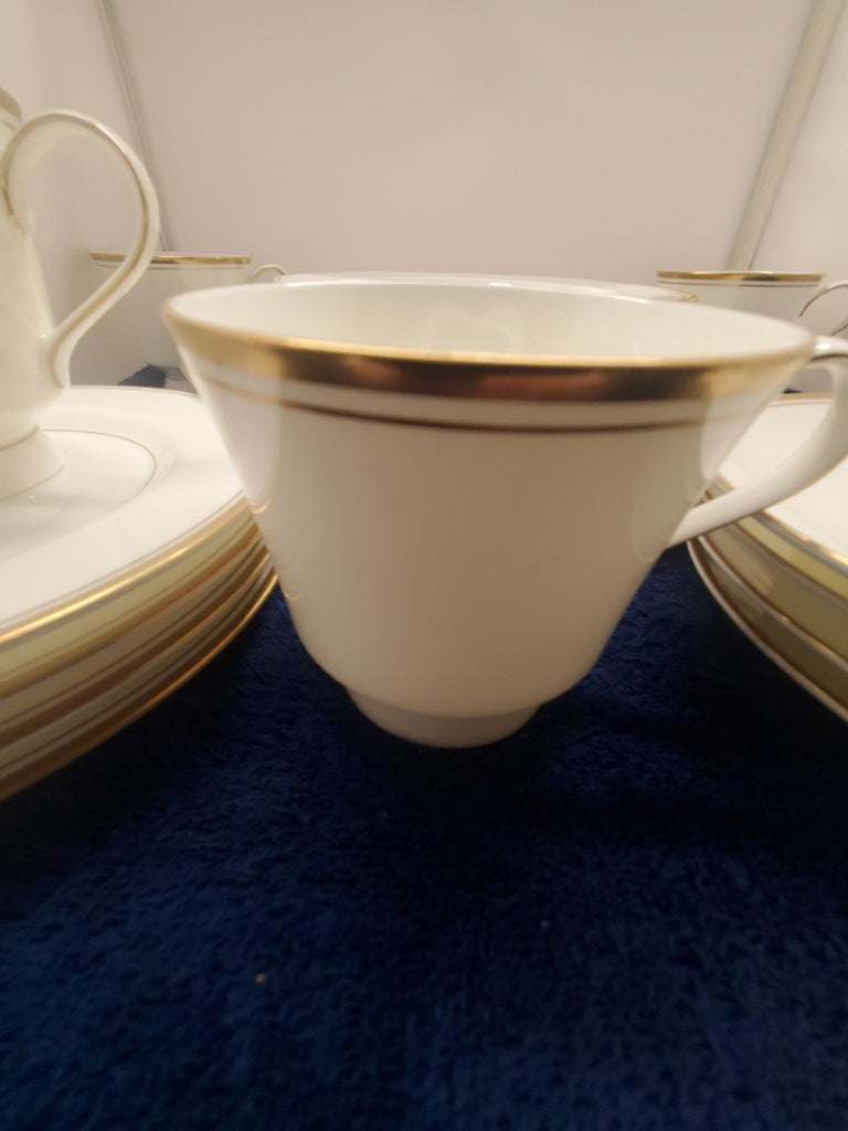 Mikasa Wheaton 20 Piece Set (4 - 5 Piece Place Settings) LK