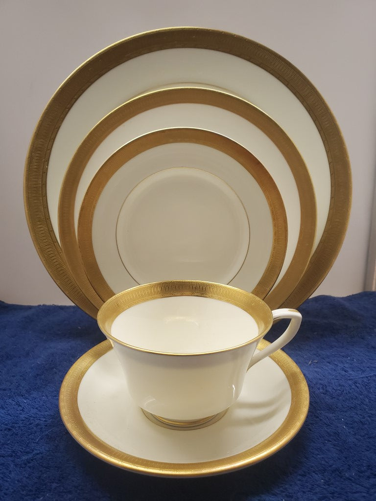 Royal Worcester Durham 5 Piece Place Setting LK