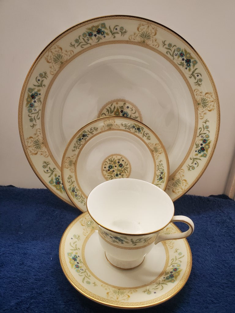 Wedgwood Agincourt - Ivory 4 Piece Place Setting LK