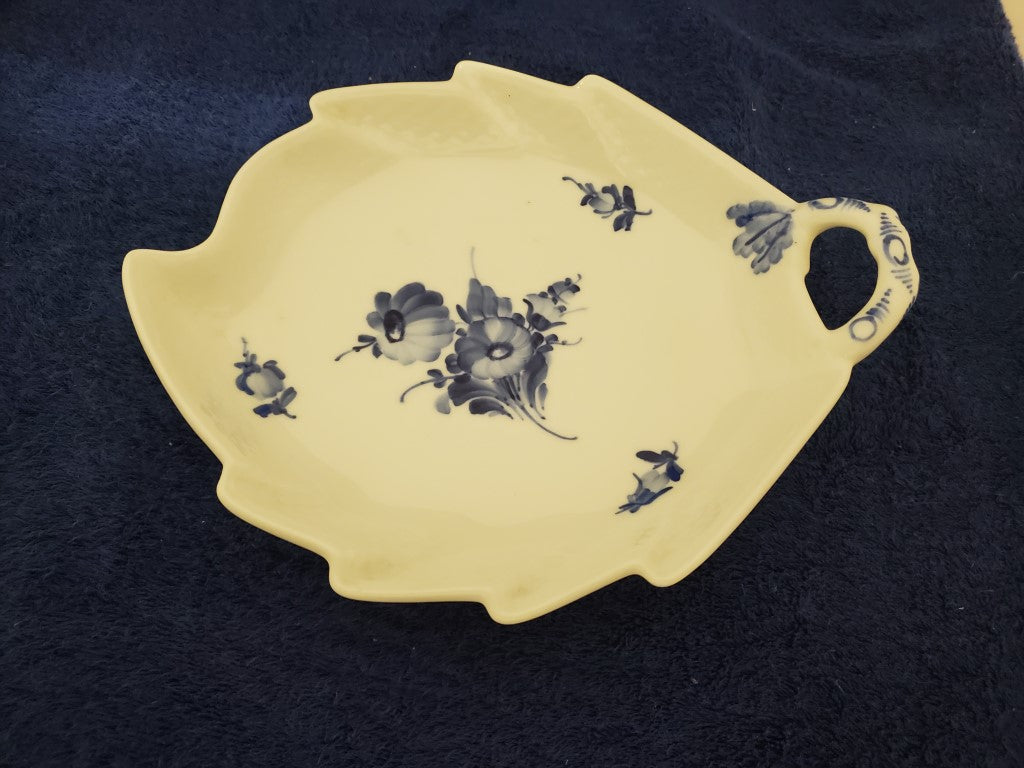 Royal Copenhagen Blue Flowers Braided Leaf Dish 8002 (Imperfect)