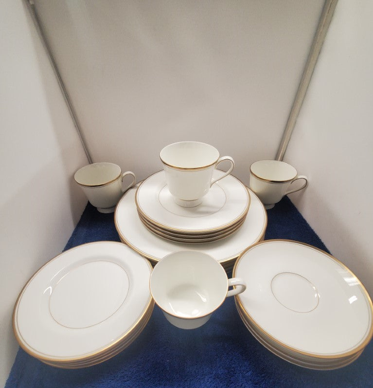 Mikasa Wheaton 20 Piece Set (4 - 5 Piece Place Settings) LK
