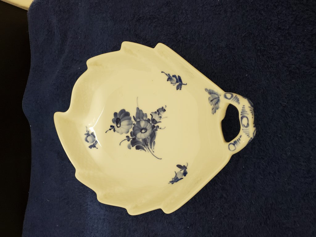 Royal Copenhagen Blue Flowers Braided Leaf Dish 8002 (Imperfect)