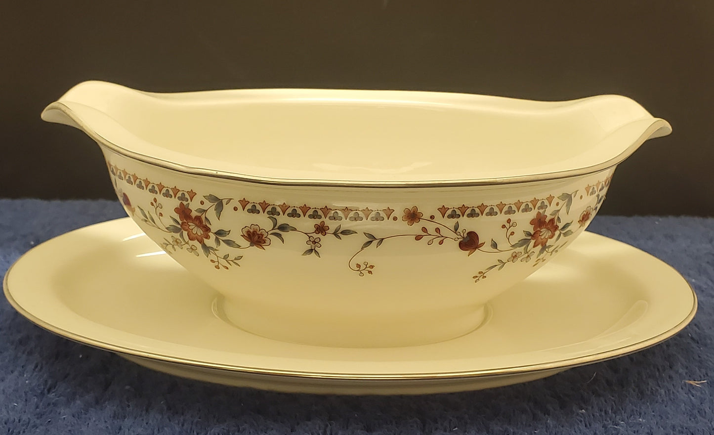 Noritake Adagio Gravy Boat with Attached Underplate