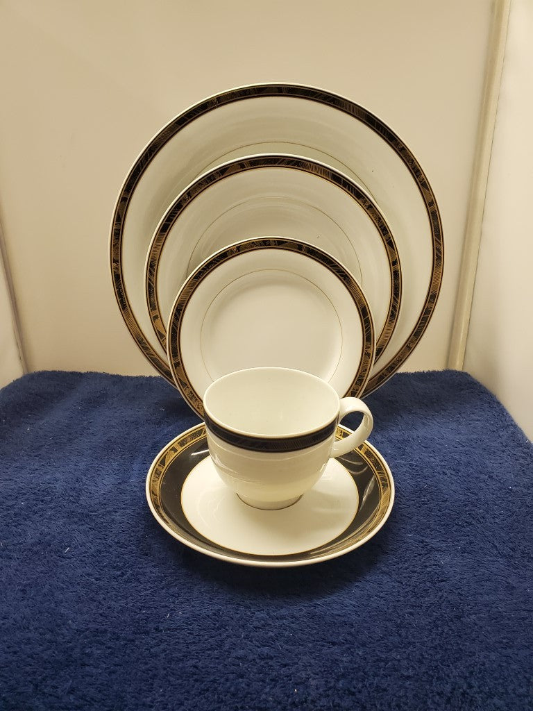 Hutschenreuther Milano (Galleria Line) 5 Piece Place Setting