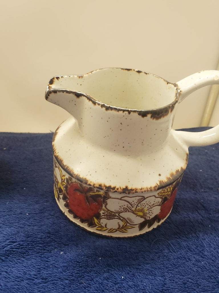 W R Midwinter Strawberry Creamer & Sugar Bowl with Lid LK