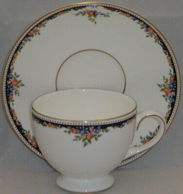 Set of 4 Wedgwood Osborne Leigh Shaped Footed Cup & Saucers