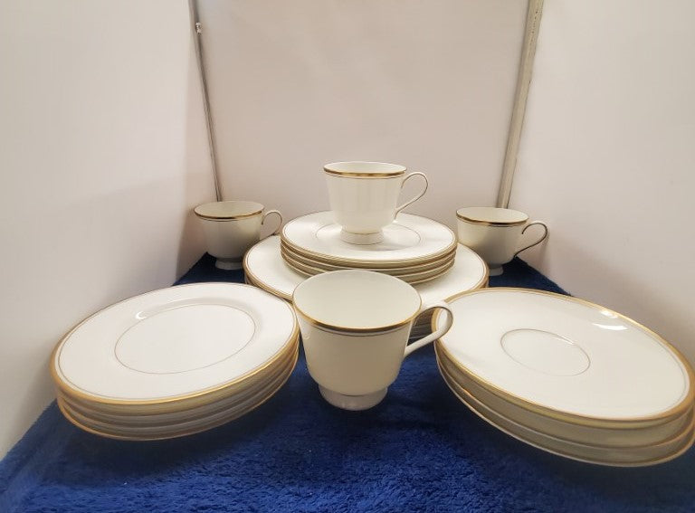 Mikasa Wheaton 20 Piece Set (4 - 5 Piece Place Settings) LK