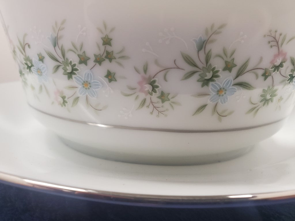 Noritake Savannah Gravy Boat with Attached Underplate LK