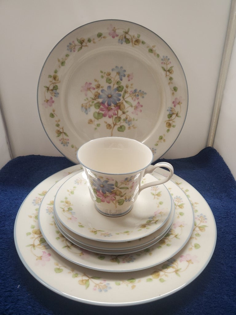 Noritake Melody 7 Piece Set LK