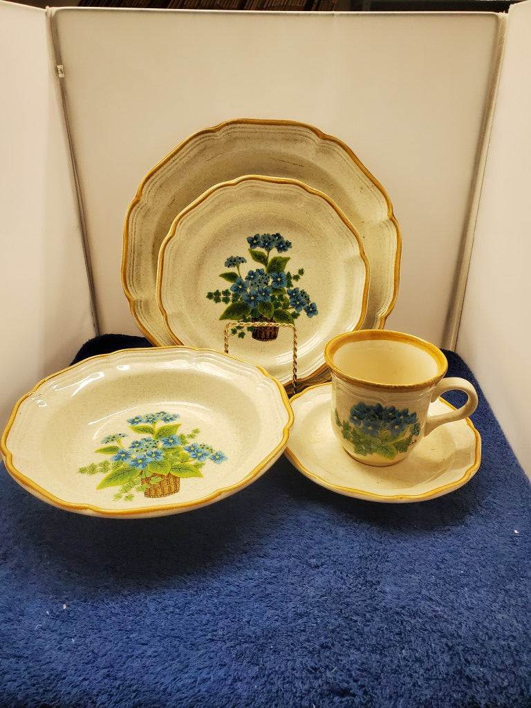 Mikasa Bells of Blue 5 Piece Place Setting LK